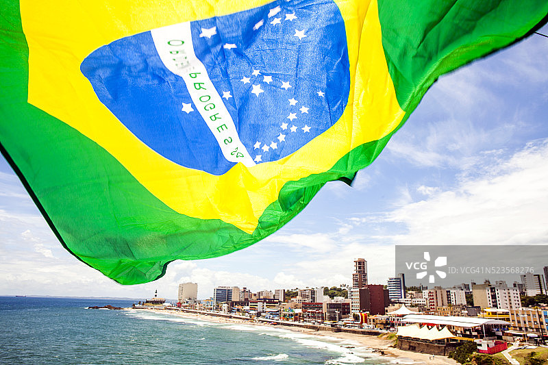巴西萨尔瓦多海滨飘扬的巴西国旗图片素材