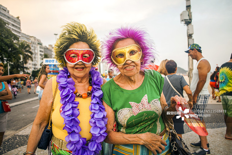 在里约热内卢狂欢节上盛装打扮的两位年长女性合影图片素材