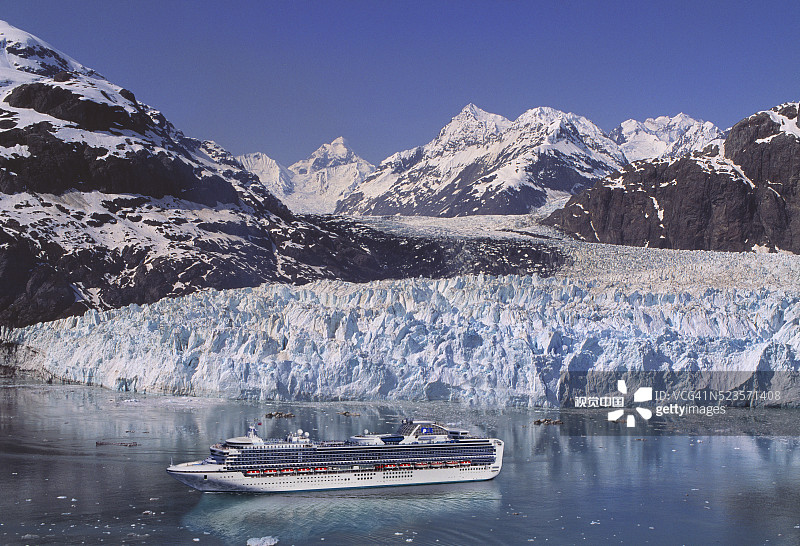 阿拉斯加冰川湾的游船图片素材