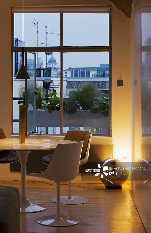 Amir Schlezinger设计的金字形神塔屋顶花园图片素材