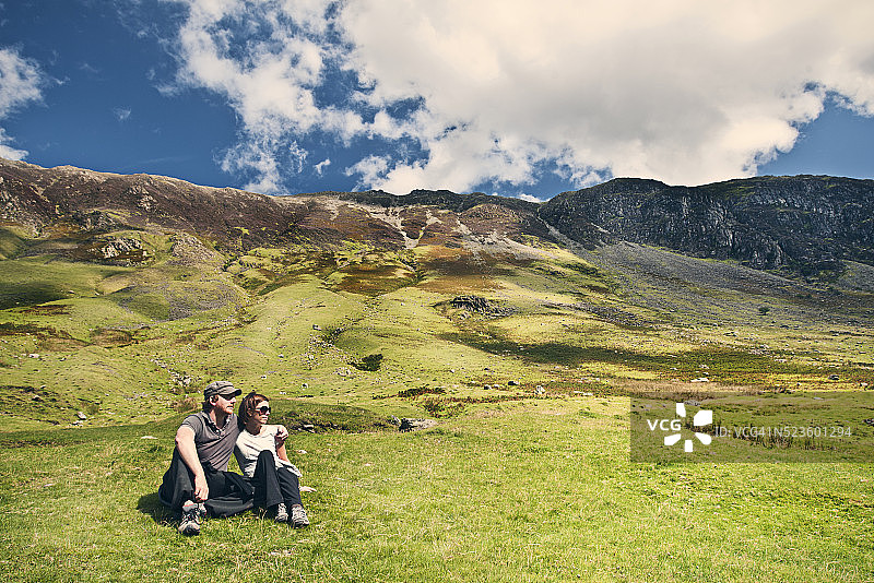 在湖区霍尼斯特定山口的情侣图片素材