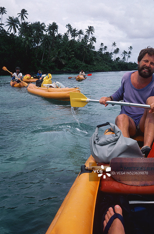 乘坐充气皮划艇海上皮划艇运动图片素材
