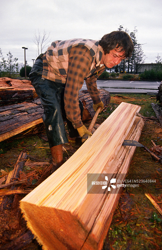 马卡族艺术家劈雪松图片素材