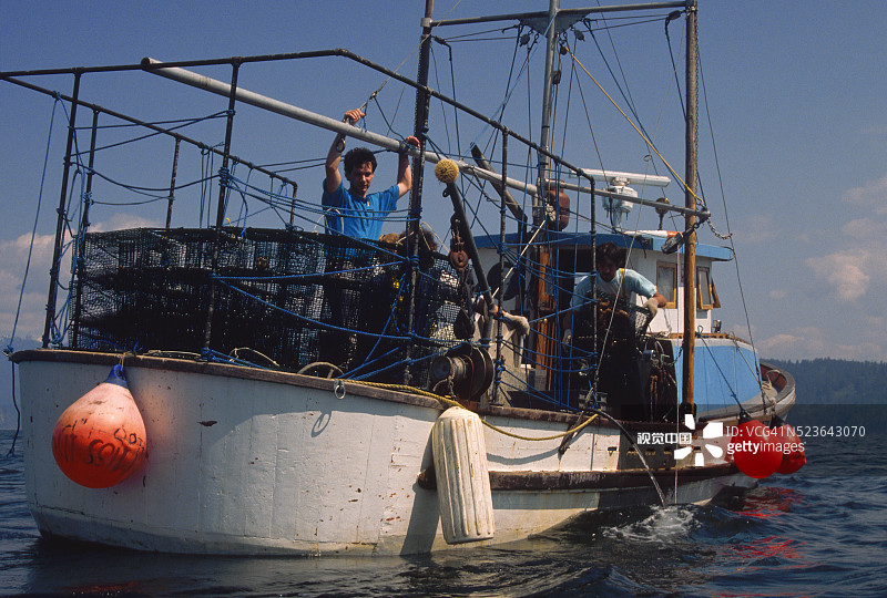 小型渔船上的渔民图片素材
