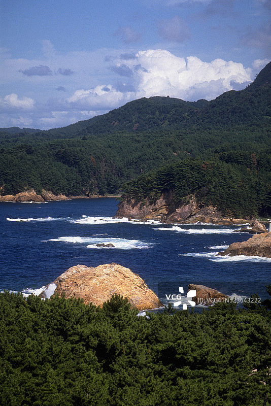 日本米子附近的崎岖海岸线图片素材