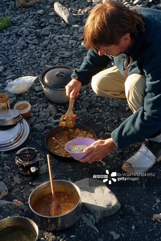 露营者分发食物图片素材