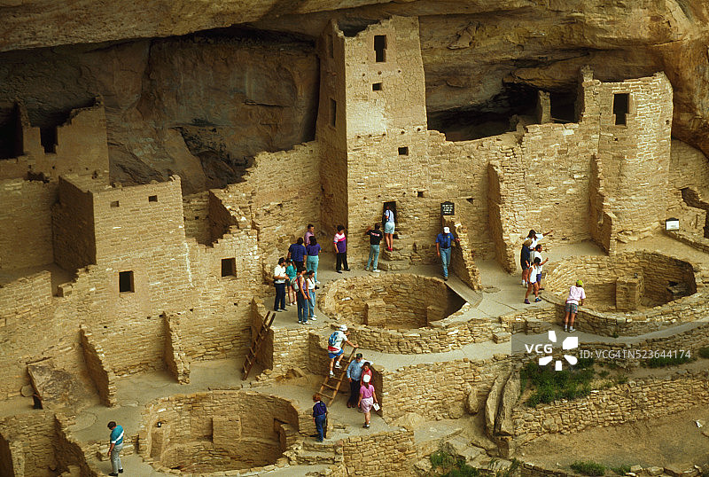 阿纳萨齐悬崖住所的游客图片素材