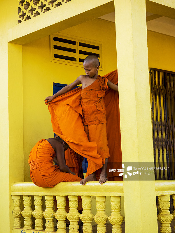 柬埔寨高跷城市里的年轻僧侣图片素材