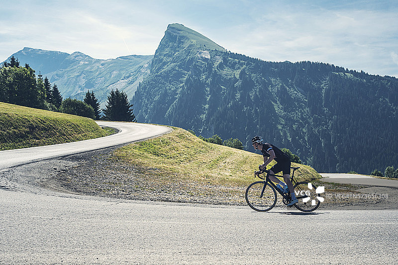 阿尔卑斯山的回头弯上的骑行者图片素材