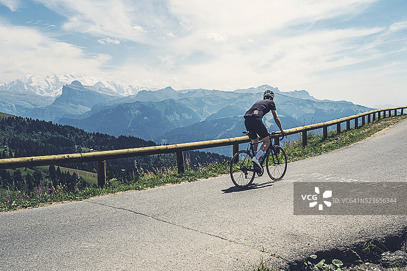 在法国Joux Plane骑行的骑行者图片素材