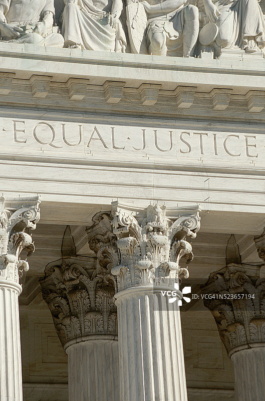 最高法院大楼上的“平等正义”雕塑图片素材