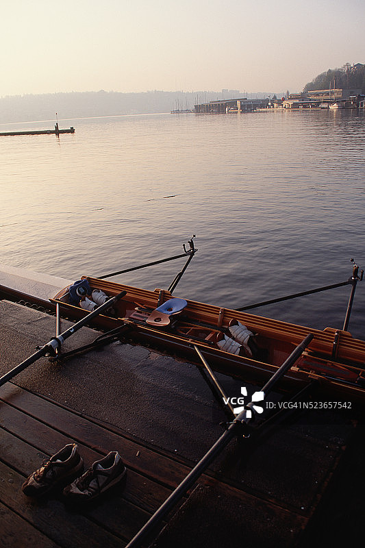 码头上的空赛艇图片素材