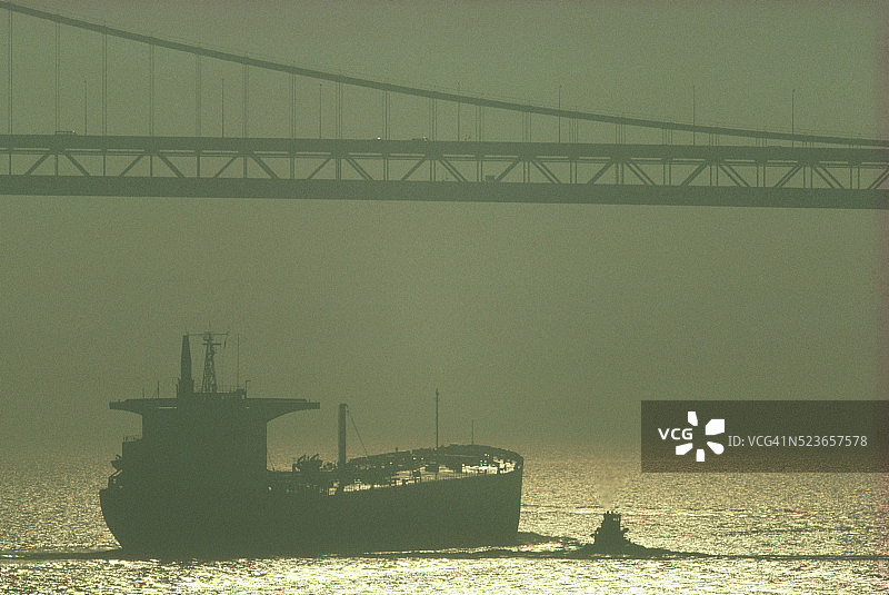 桥上的油轮和拖船图片素材