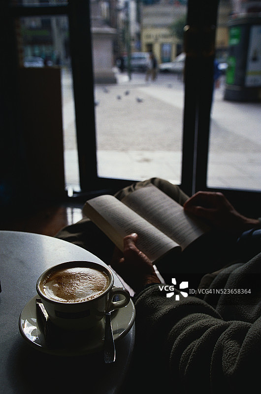 在咖啡馆阅读图片素材