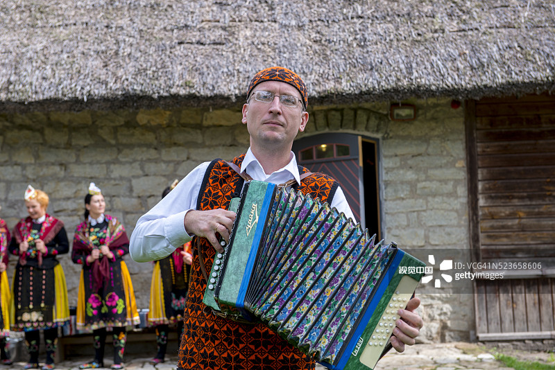 爱沙尼亚穆胡岛传统舞者和手风琴演奏家图片素材