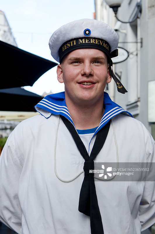 爱沙尼亚塔林老城区：联合国教科文组织世界遗产，孩子们在开学第一天给老师送花图片素材