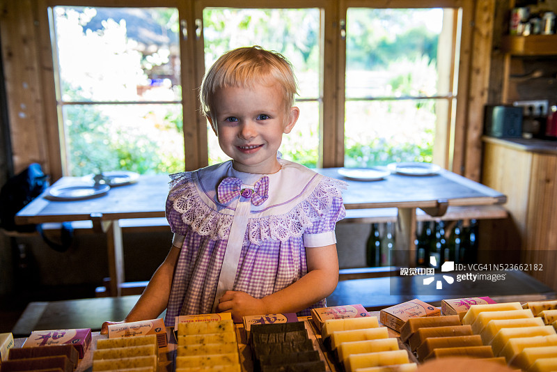 爱沙尼亚穆胡岛：Ea Velsvebel拥有的Goodkarma生态农场生产有机肥皂，图为她的女儿Ruby Rose图片素材