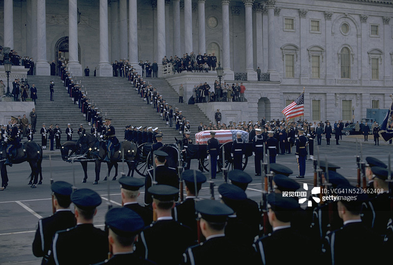 士兵在国会大厦向艾森豪威尔的棺材致敬图片素材