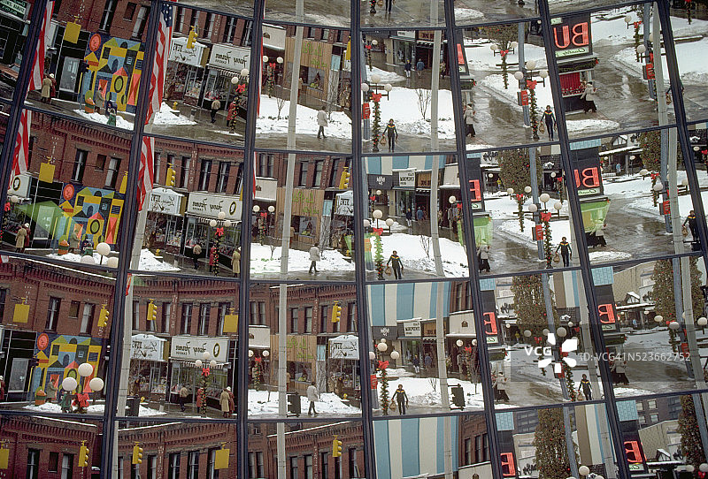 商店和建筑在镜面窗户中的倒影图片素材
