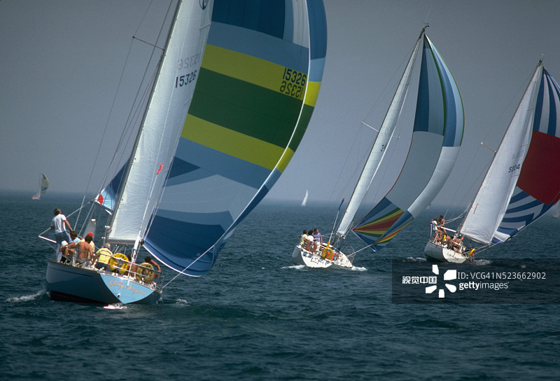 休伦港麦基诺帆船赛上的帆船图片素材