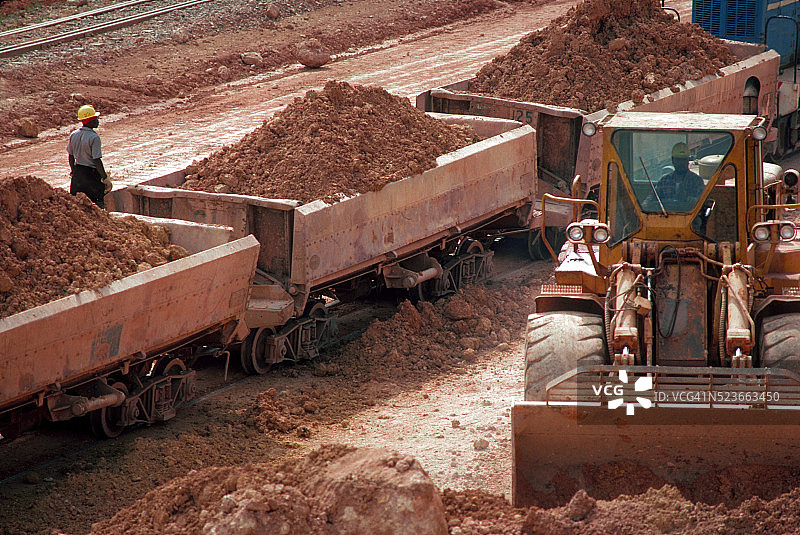 铝土矿矿场的推土机和货车图片素材