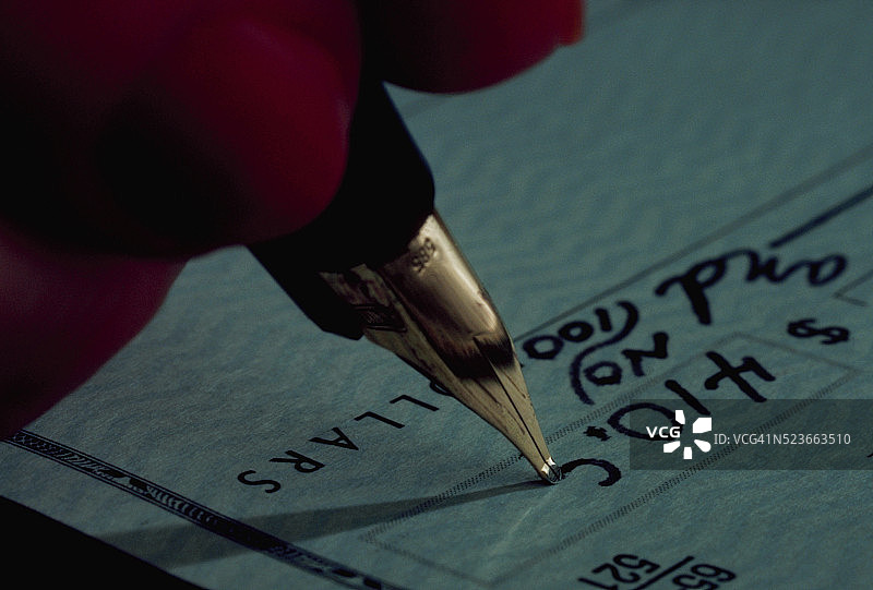 用铱金笔书写支票图片素材