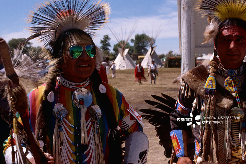 两位身着传统服装的北美原住民图片素材