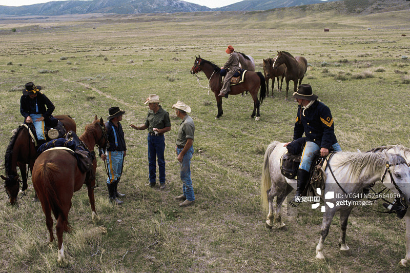 俄勒冈小道上的骑兵制服男子图片素材