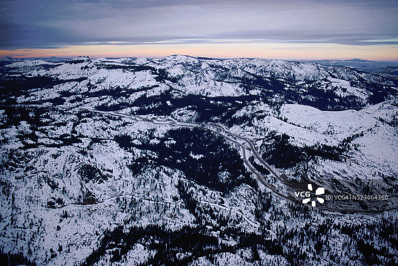 被白雪覆盖的多纳隘口图片素材