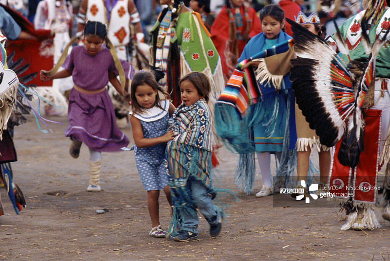在部落聚会上玩耍的两名北美原住民儿童图片素材