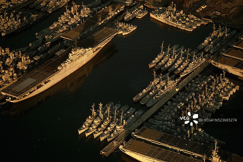 圣地亚哥港的海军舰艇图片素材