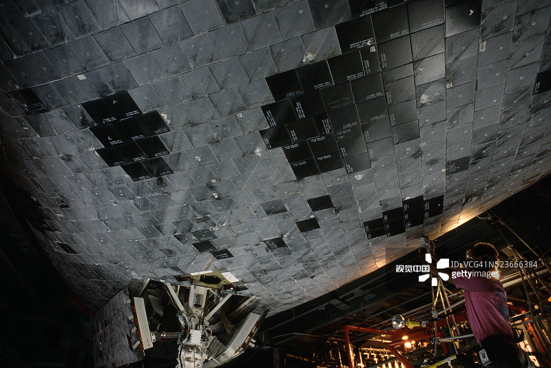 1993年更换航天飞机隔热瓦图片素材