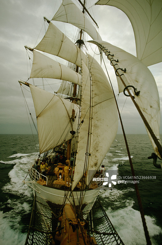 海岸警卫队巡逻艇在海上图片素材