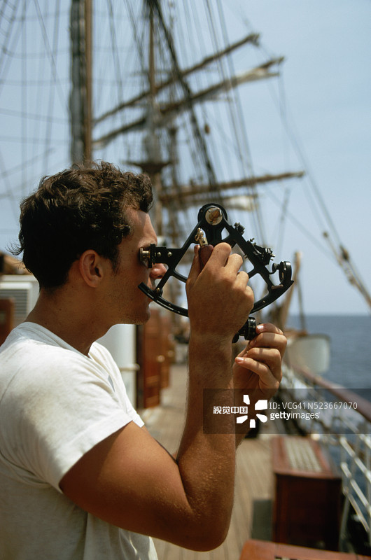 使用六分仪的水手图片素材
