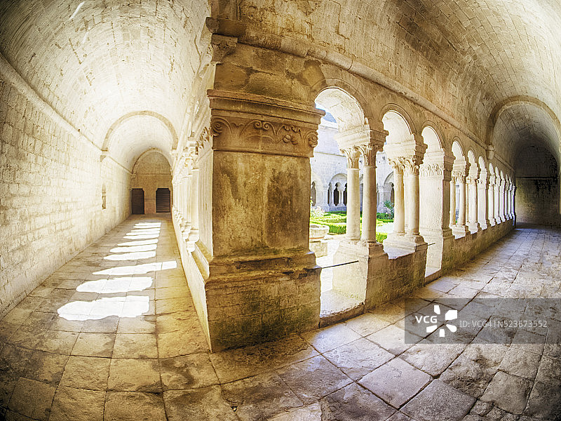 肖恩克修道院庭院内的走廊图片素材