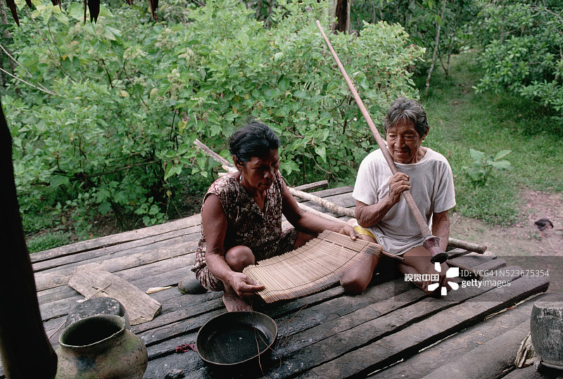 亚瓜猎人和他的妻子图片素材