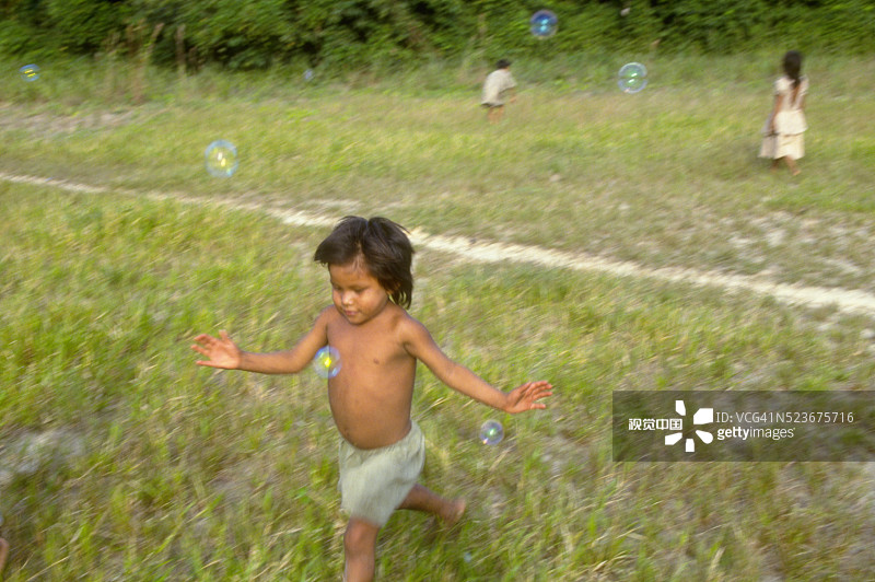 马赛斯儿童追逐泡泡图片素材