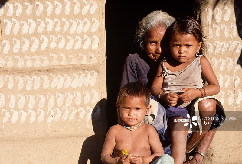 祖母与孙子孙女在尼泊尔图片素材