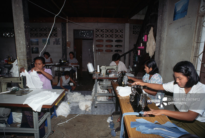 缅甸难民在血汗工厂缝纫图片素材