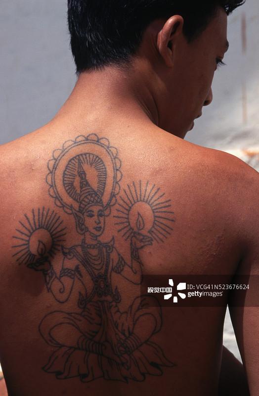 身上有神纹身的男人图片素材