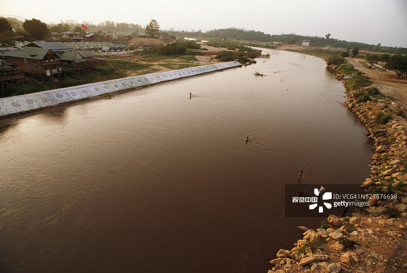 泰国和缅甸之间的难民过河图片素材