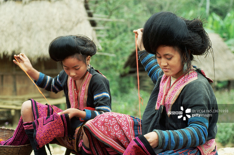 芒族妇女缝纫图片素材