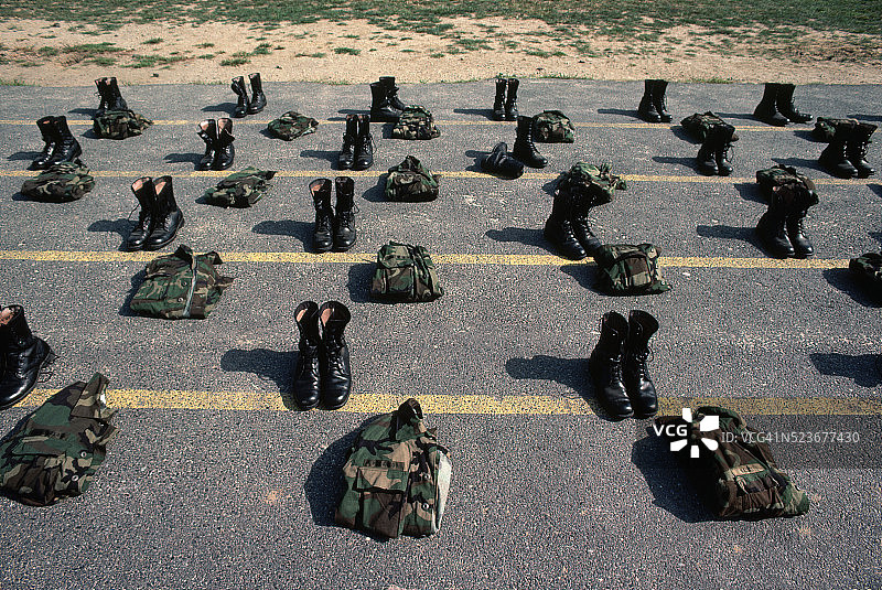 队列中的军靴图片素材