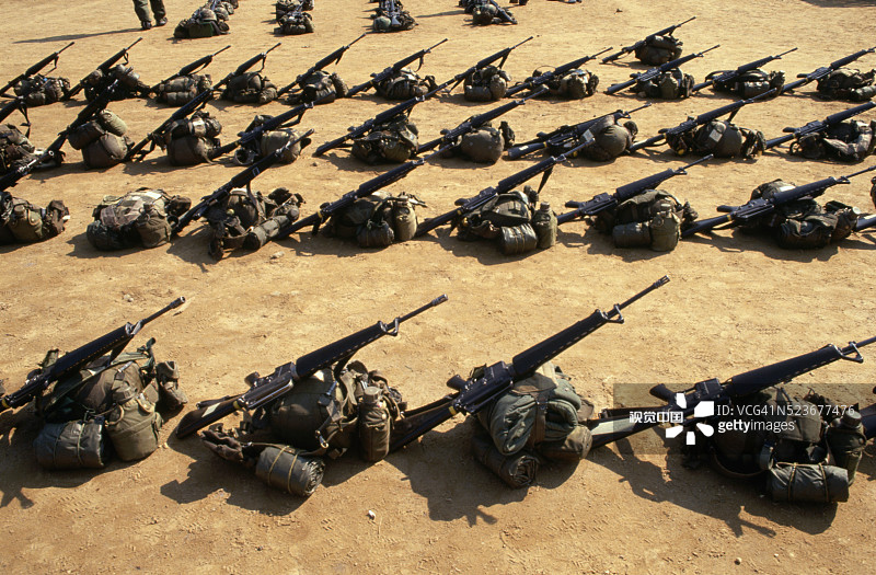 背包和步枪图片素材