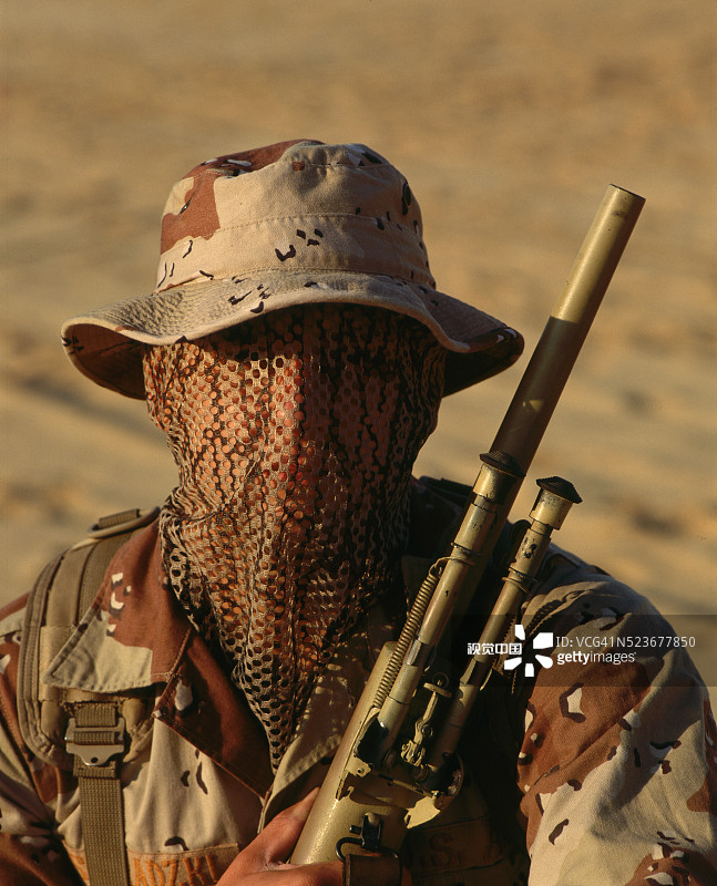 沙漠伪装的特种部队狙击手图片素材