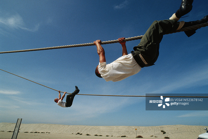 海军海豹突击队队员穿越绳索图片素材