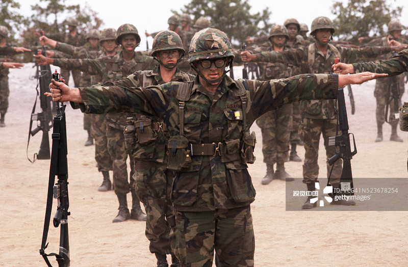 美国陆军新兵接受基础训练图片素材