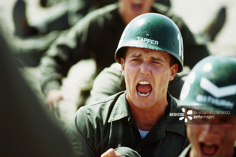 海豹突击队在海滩进行体能训练图片素材