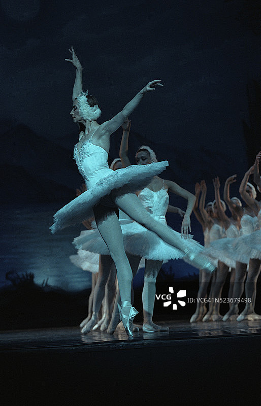 《天鹅湖》芭蕾舞演员图片素材