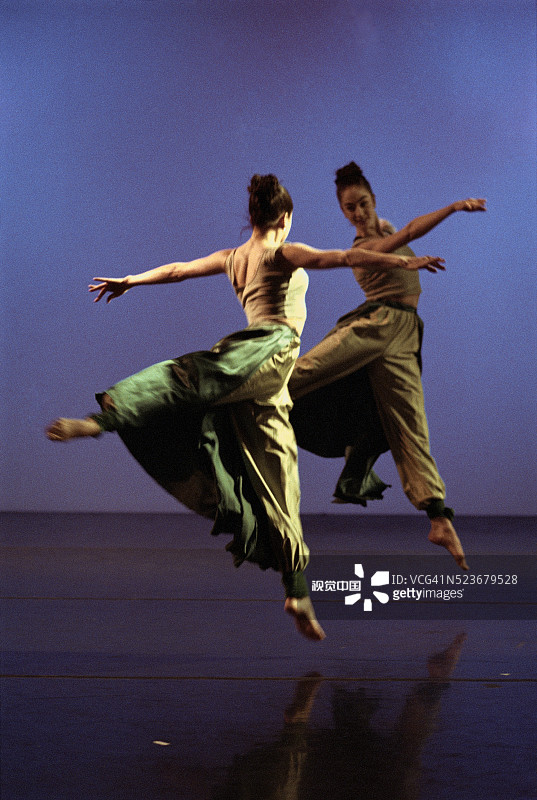 芭蕾舞演员表演图片素材